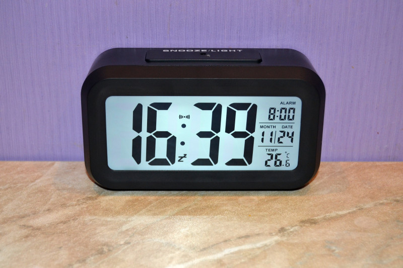 Tmart: Настольные часы с LED подсветкой и датчиком освещения