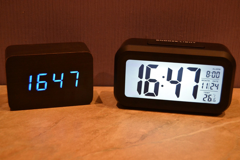 Tmart: Настольные часы с LED подсветкой и датчиком освещения