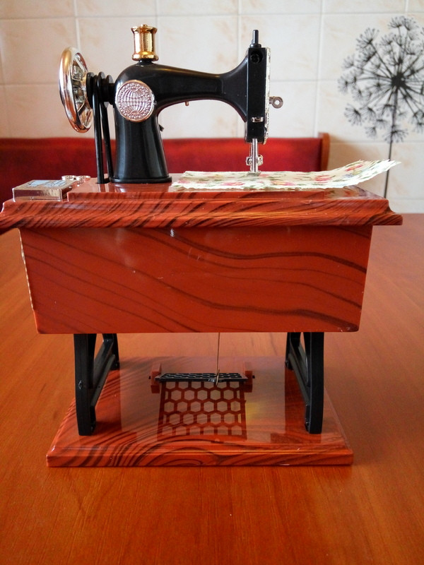 Tmart: Швейная машинка, сувенирная :)