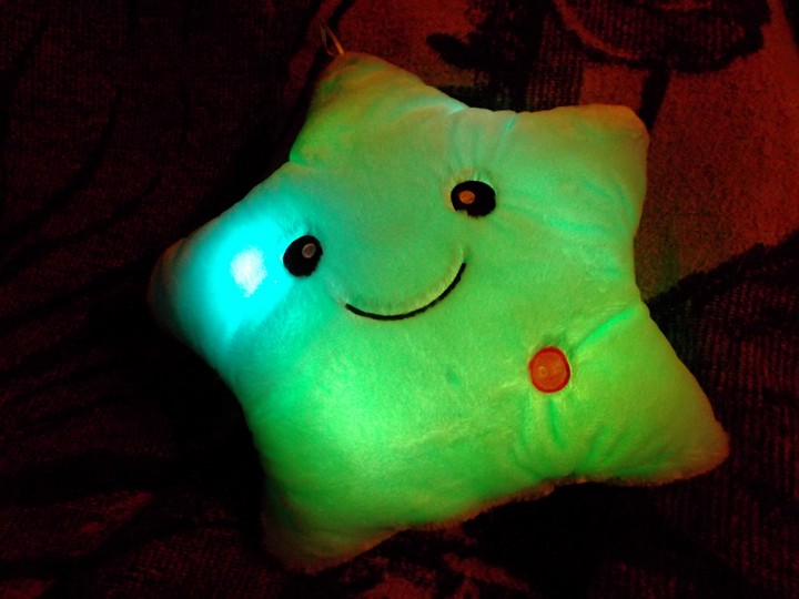 DD4: Декоративная плюшевая подружка-подушка с подсветкой.