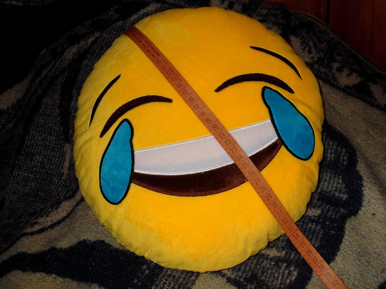 GearBest: Декоративная плюшевая подушка смайлик «Ржу - не могу».