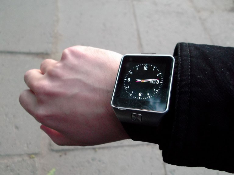Banggood: Смарт-часы DZ09 с функцией GSM звонков почти даром.