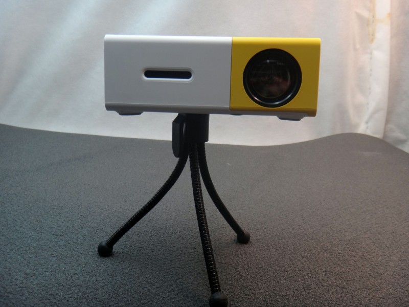 GearBest: LCD проектор YG-300 компактный, яркий и недорогой для дома и бизнеса