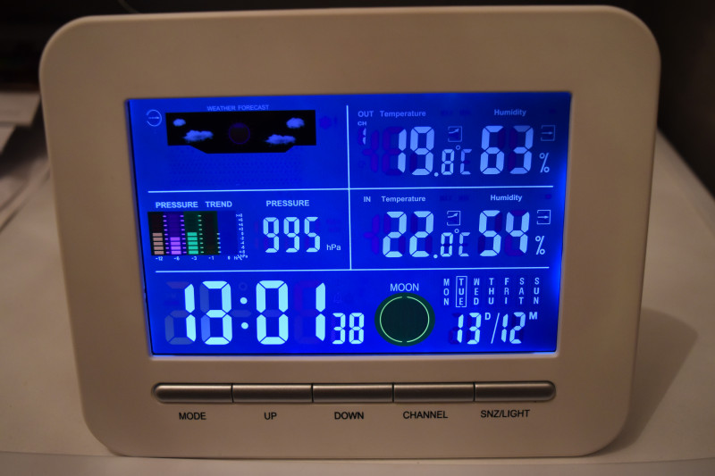 GearBest: Вполне хорошая метеостанция с часами и будильником.