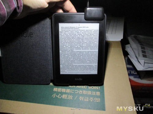 Фонарик на Kindle PW, встроенная подсветка отключена