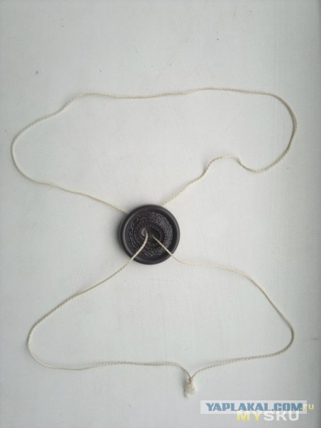 самодельная игрушка из пуговицы или крышки и нитки