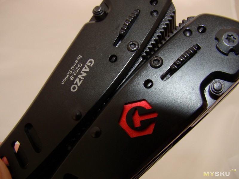 Ganzo G302B – весьма навороченный мультитул.