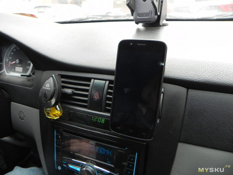 Магнитный держатель смартфона в авто